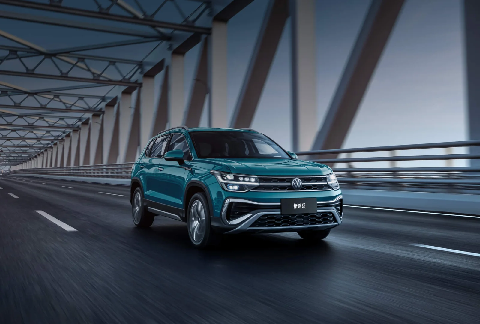 Зелёный Volkswagen New Tharu на мосту
