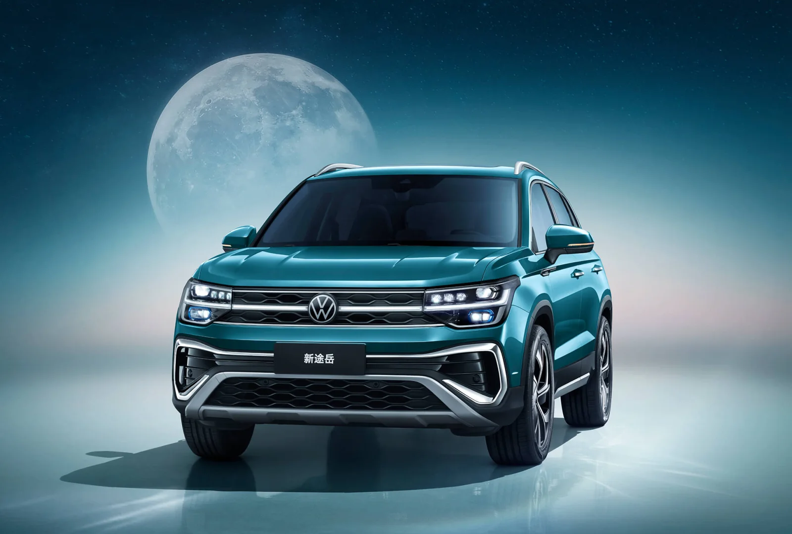 Зелёный Volkswagen New Tharu: фронтальный ракурс