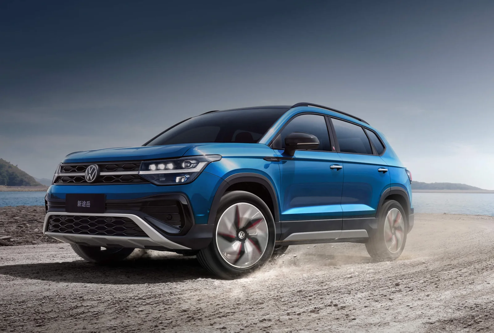 Volkswagen New Tharu на загородной дороге